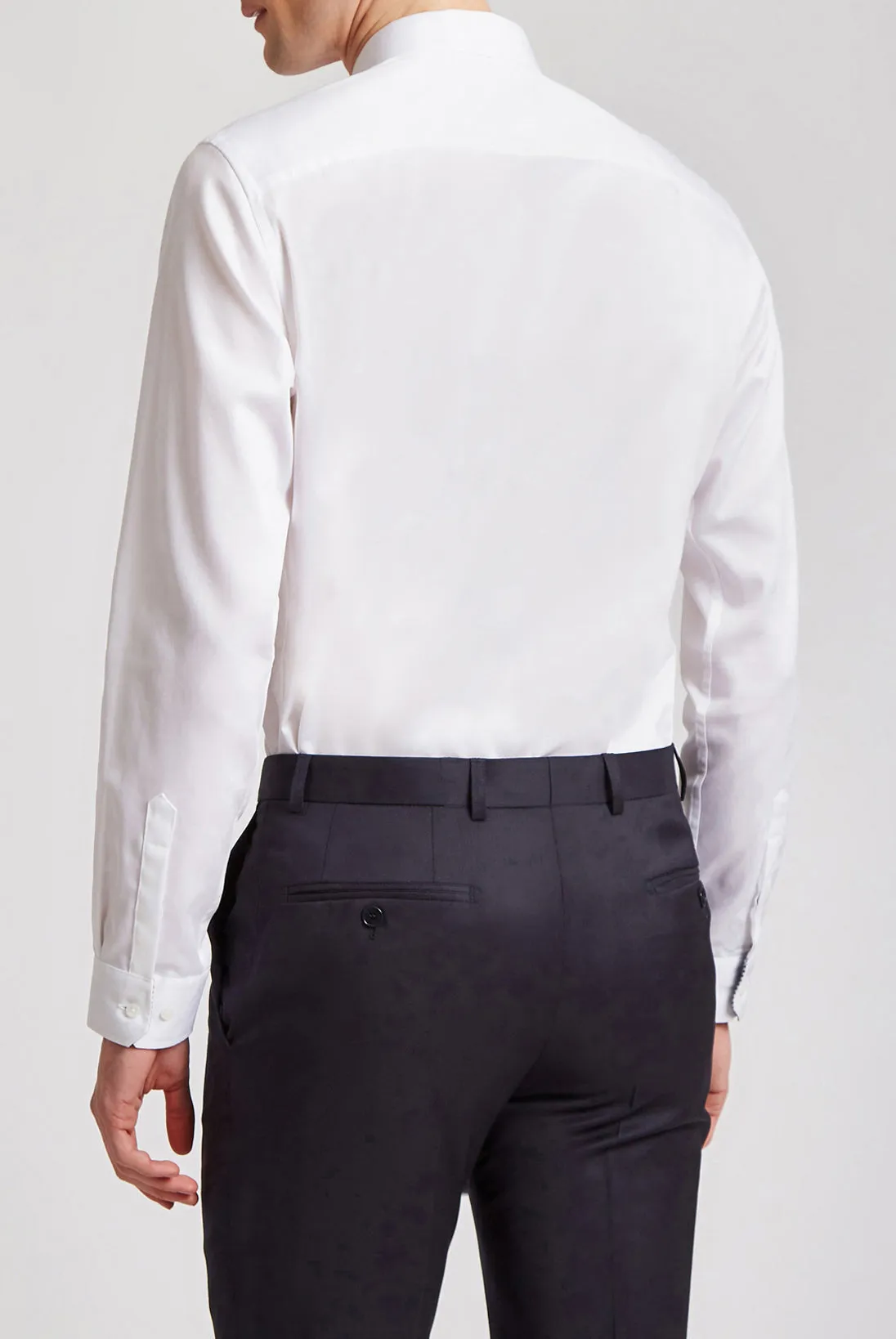 HOLMER | WHITE Chic Wardrobe