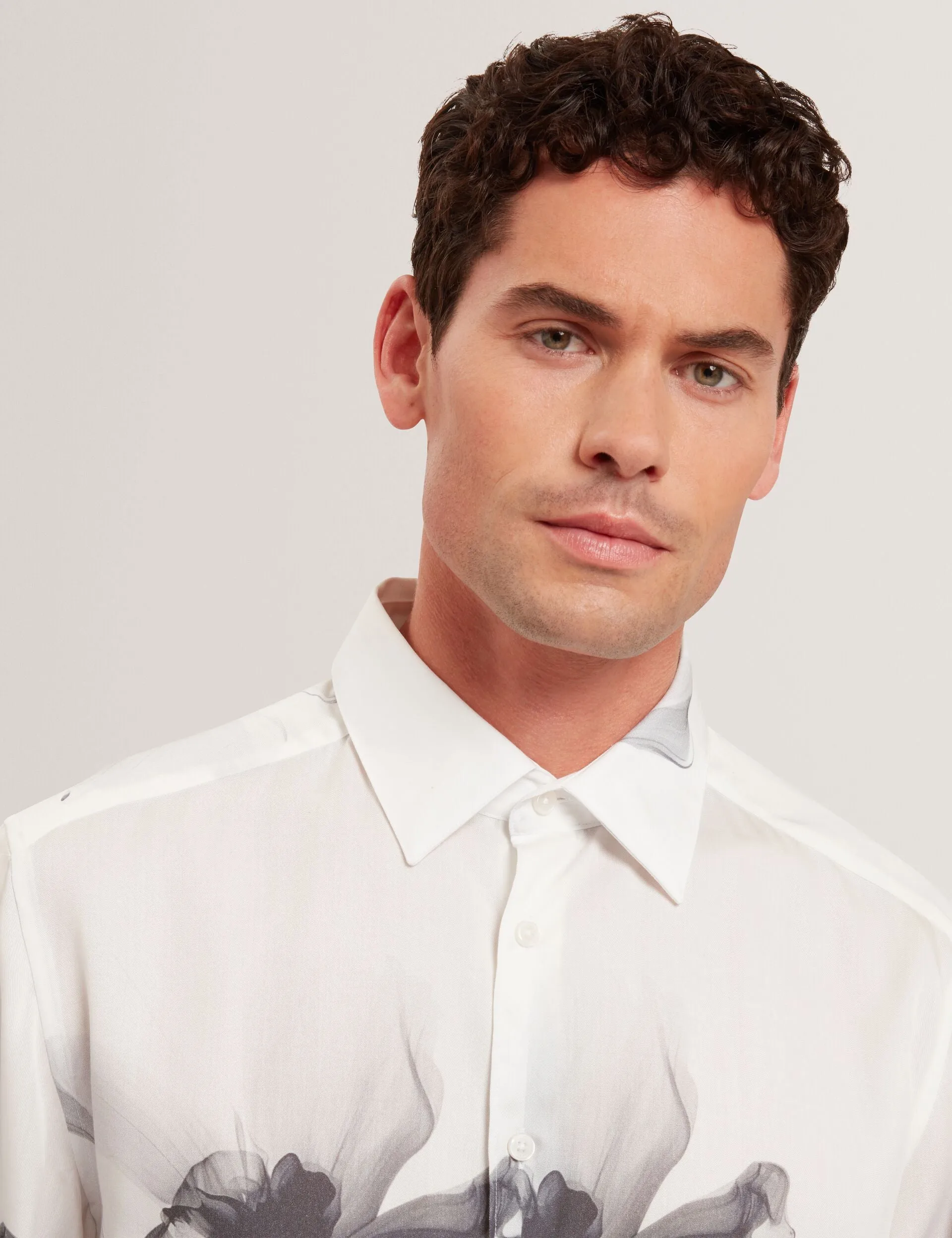 AMUND | WHITE Stylish Appearance Simple Style