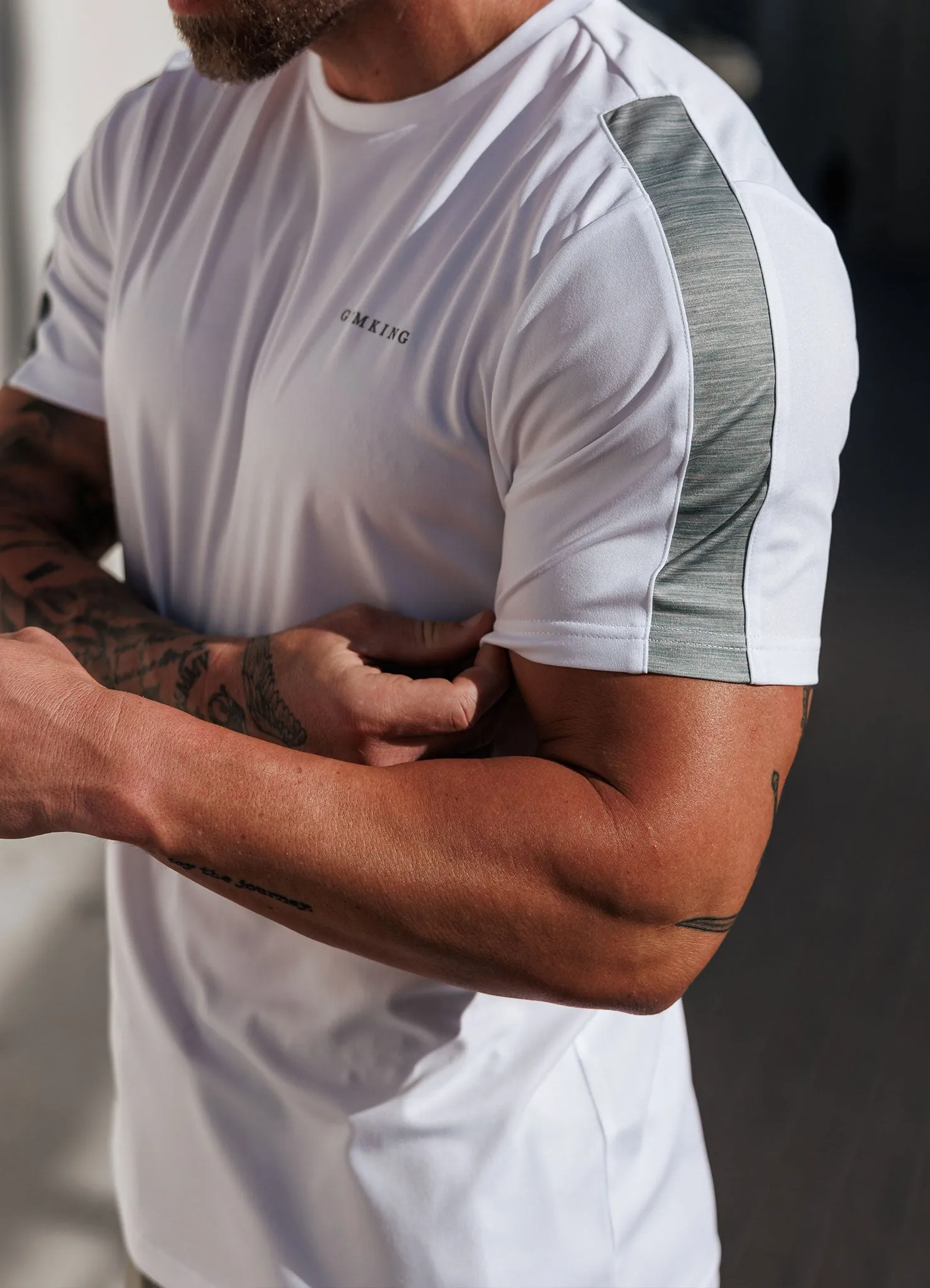 color blocking Gym King Core Plus Poly 2.0 Tee - White/Soft Khaki