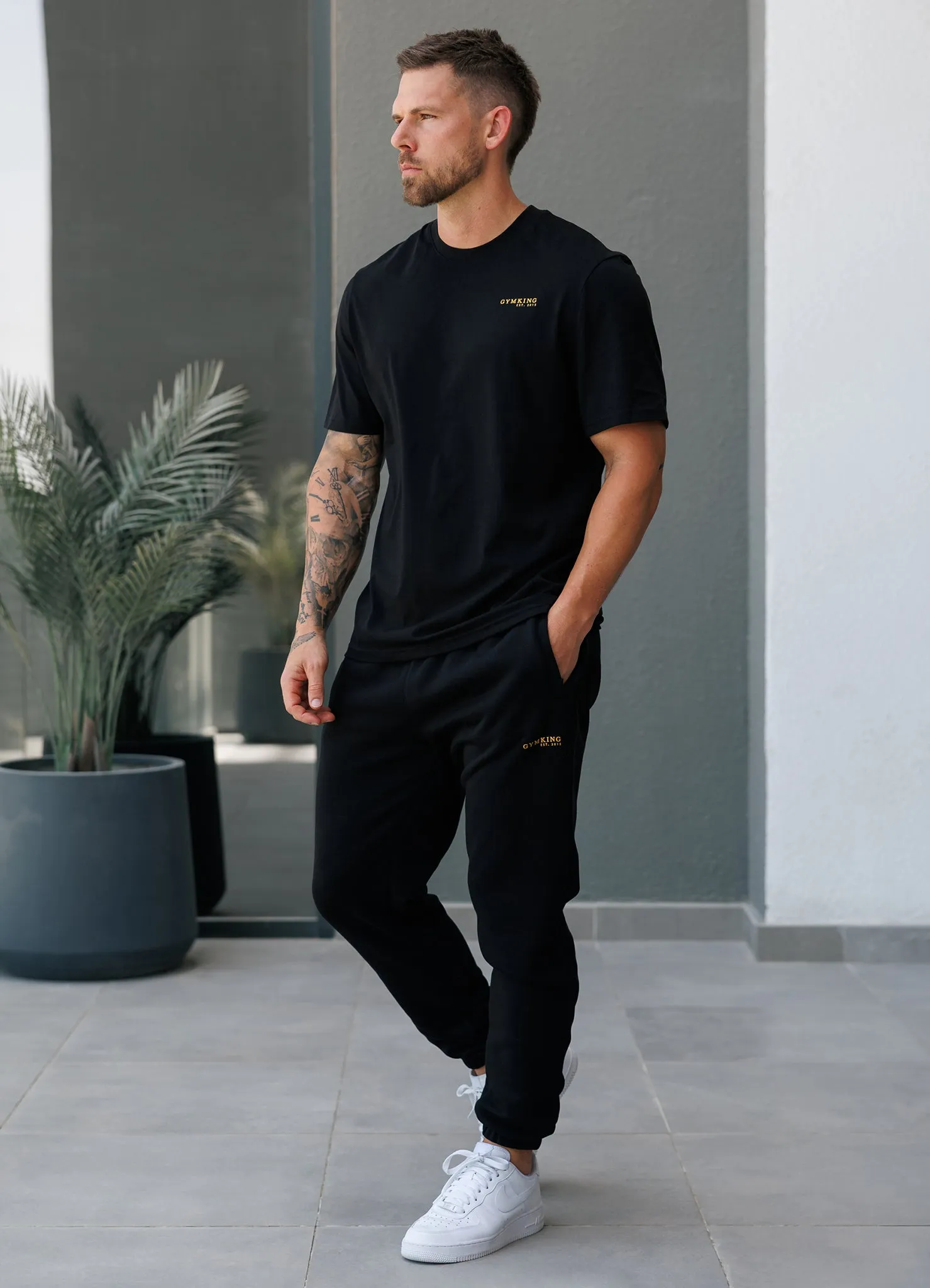 Gym King Established Regular Fit Tee - Black/Gold cycling outfit All-Weather Wear