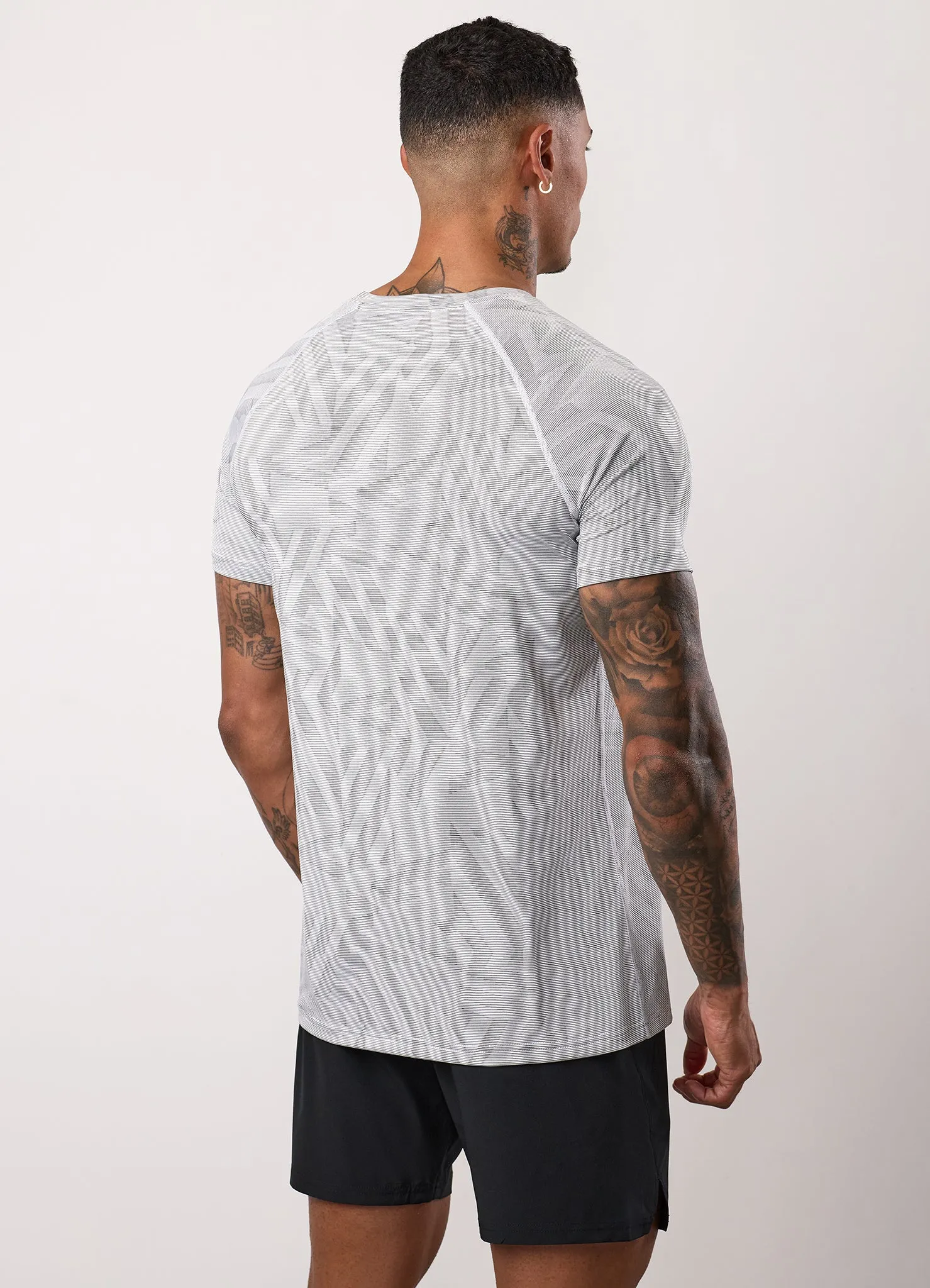 Weekend Essential Sophisticated Casual Gym King Limitless Abstract Knit Tee - White/Black